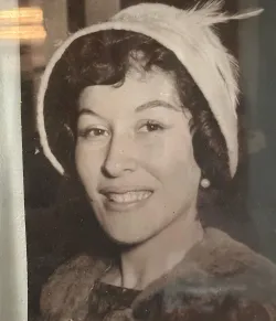 La Abuela con sombrero